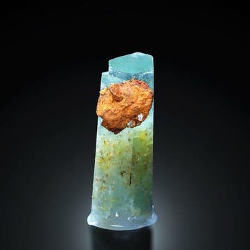 Couleur principale Béryl variante AQUAMARINE cristal avec