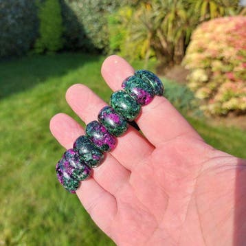 Armband van natuurlijke robijn-zoïsite. Grote cabochons XXL.