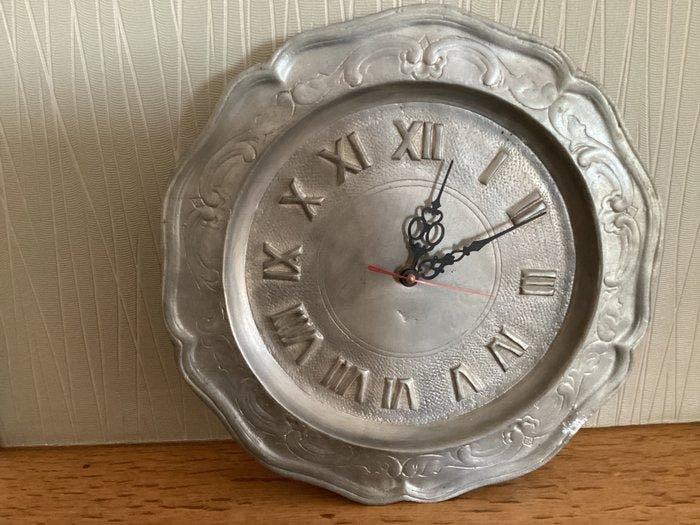 Horloge murale - DEPONDT - Étain - 1960-1970 - Avec aiguille, Antiek en Kunst, Curiosa en Brocante