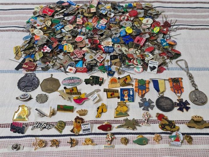 anders - Speelgoed Spelden en insignes - 1960-1970 -, Antiquités & Art, Antiquités | Jouets