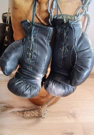 Oude vintage echte leren bokszak en bokshandschoenen - 1980
