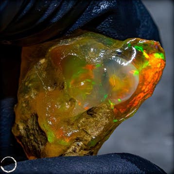 Natuurlijke kristalopal – levendig kleurenspel – door de