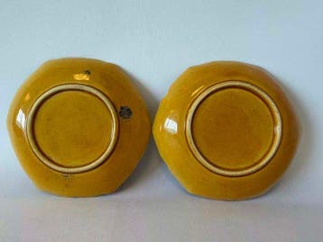 Une paire de petits plats hexagonaux moulés, émaillés en