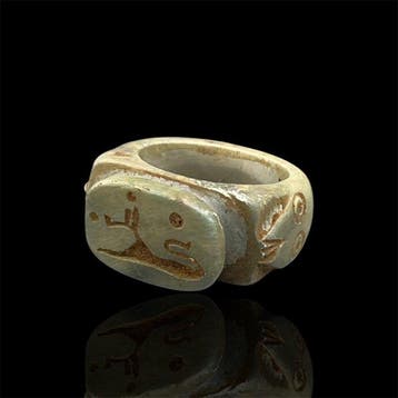 Replica van het oude Egyptische Ring die een zittende