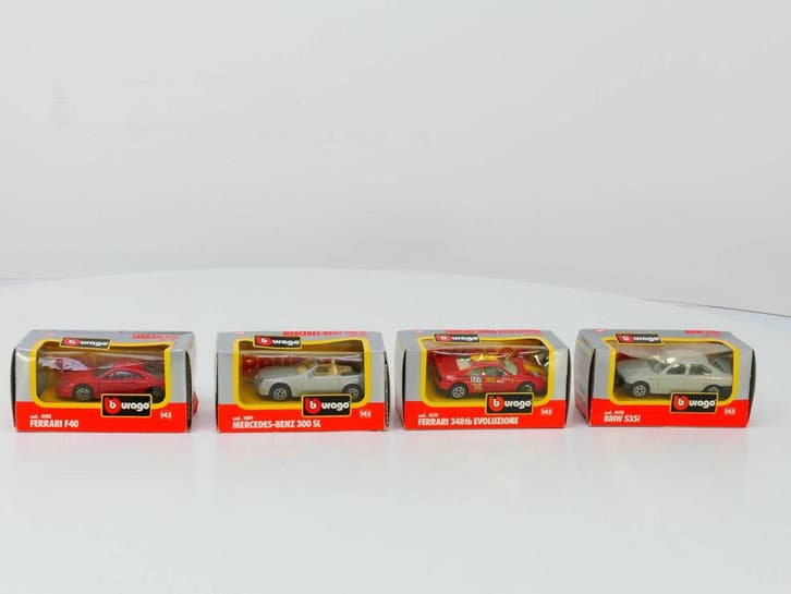 Schaal 1:43 Bburago 4 autos #2419 (Gebouwen en landschap), Hobby en Vrije tijd, Modelauto's | Overige schalen, Gebruikt, Ophalen of Verzenden