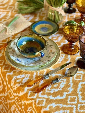 Tafelkleed met een ikat-stijl patroon voor grote tafels. -
