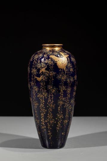 Vase - Un vase Satsuma japonais décoré de shidare-ume et, Antiek en Kunst