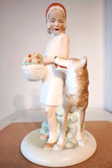 Royal Dux Porzellan-Manufaktur - Beeldje - Little Red Riding, Antiek en Kunst