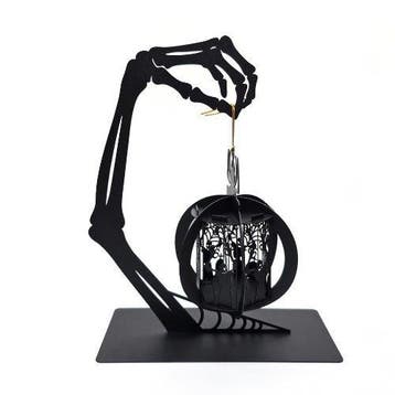 sculptuur, Gothic Skeleton Arm Lantern – Metal Hanging
