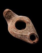 Oud-Romeins Olielamp versierd met een Byzantijns kruis -