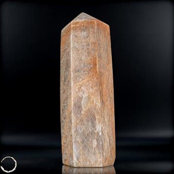 Majestueus perzik maansteen obelisk – een symbool van kracht