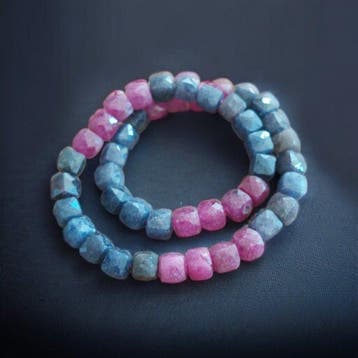 Robijn en saffierkorund. Tweekleurige armband van