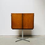 Kast op een standaard - fineer - Met metalen frame