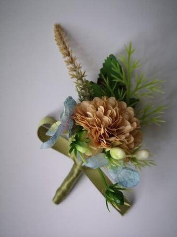 Luxe corsage coffee groen met besjes no23 boutonnière op