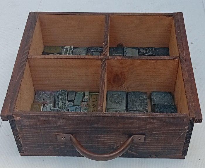Industriële apparatuur - Lade en circa 70 cliché/matrices -, Antiek en Kunst, Antiek | Wandborden en Tegels