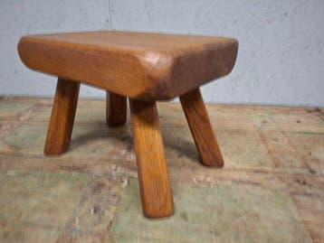 Tabouret - Chêne - un petit tabouret en bois de chêne.