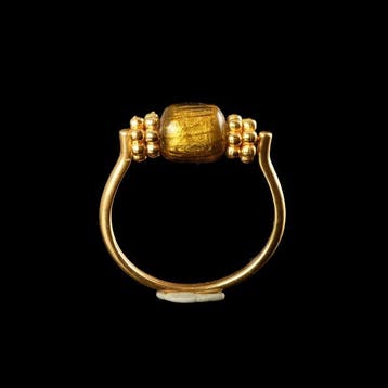 Oud-Romeins, Keizerrijk Ring met glazen kraal van Romeinse