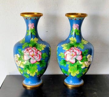 Vaas - Set van twee grote Chinese cloisonné vazen in