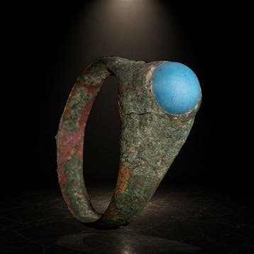 Oud-Romeins Brons Ring met turkooisblauwe glazen zetting –