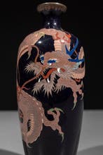 Vase - Cloisonné - Un vase cloisonné à fond bleu nuit décoré