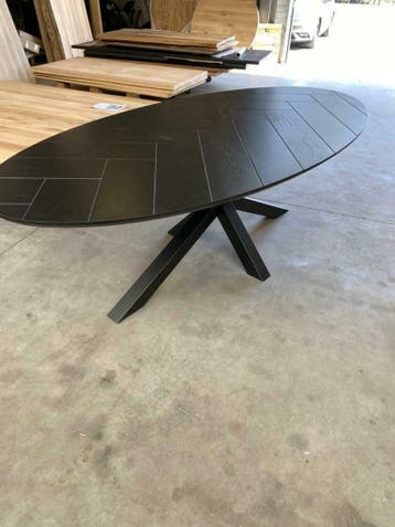 Zwart ovale eettafel, visgraat + verjongd (nieuw, A-keuze), Huis en Inrichting, Nieuw