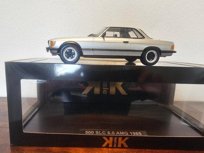 KK-Scale 1:18 - Modelauto - Mercedes-Benz 500 SLC 6.0 AMG, Hobby en Vrije tijd, Modelauto's | 1:5 tot 1:12