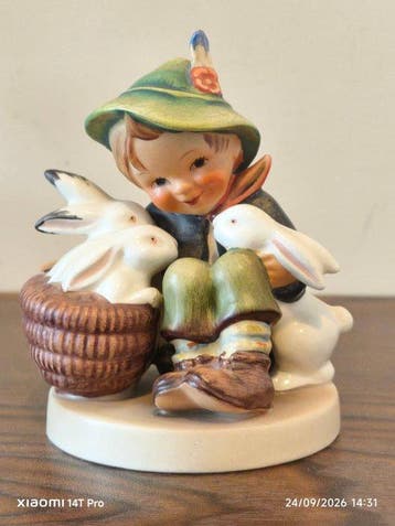 Hummel - Figuur - Boy with rabbit - Keramiek
