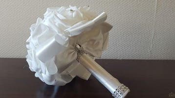 Bruidsmeisjesboeket foamrozen roomwit +witmet strass, Nieuw