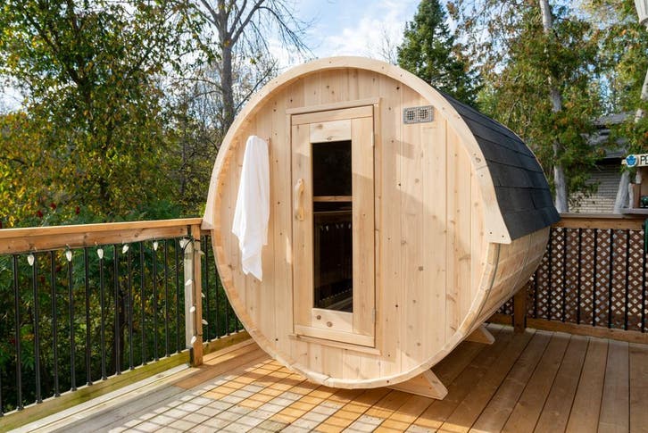 Barrelsauna met veranda | Canadese Buitensaunas | Tonsauna, Sport en Fitness, Sauna, Fins of Traditioneel, Complete sauna, Nieuw