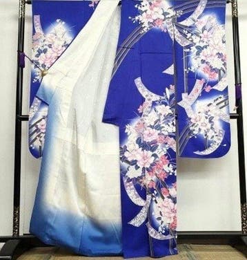 Kimonos bleus magnifiques à motifs floraux - Soie - Japon -