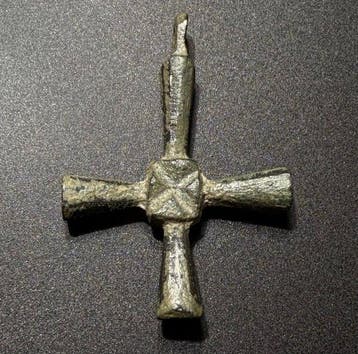 Médiéval, époque des Croisés Croix intacte en bronze