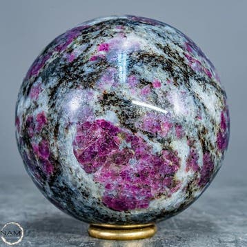 Prachtige spinelbal – Uitdrukking van pure natuurlijkheid-