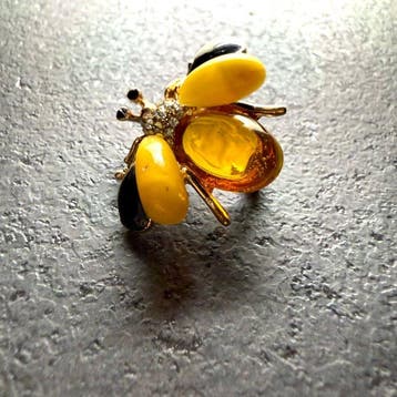 Bijenbroche met natuurlijk Baltisch amber - Barnsteen -, Nieuw