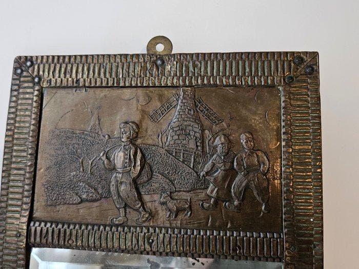 Met schaatsenrijders - Miroir mural - Latoenkoper, Antiquités & Art, Curiosités & Brocante