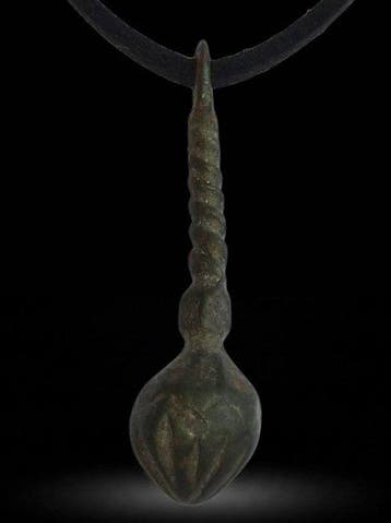 Viking periode Zeldzame hanger in de vorm van een knuppel.