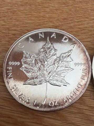 Canada. 5 Dollars 2001/2005 Maple Leaf (2 coins), Postzegels en Munten