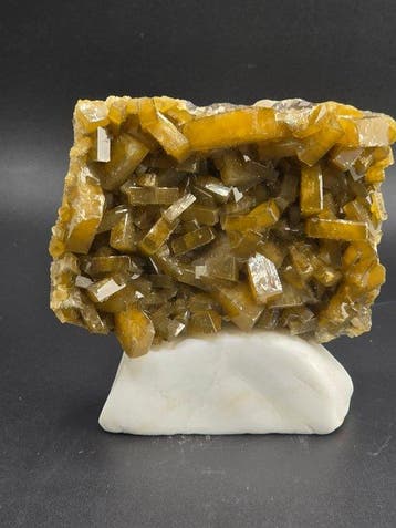 Gouden barietkristalcluster op Carrara-marmeren voet –