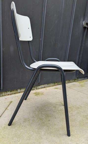 stapelbare stoelen - metaal en kunststof (9 stuks), Huis en Inrichting, Stoelen, Ophalen, Zo goed als nieuw, Kunststof, Vijf, Zes of meer stoelen