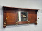 Authentieke kapstok met karakteristieke haken -