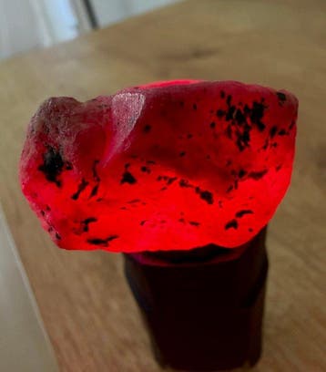 Rubis Brut. 158,70 ct. Éblouissant rubis couleur sang-pigeon