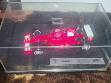 Hot Wheels 1:43 - Model raceauto (2) - Ferrari F2001;