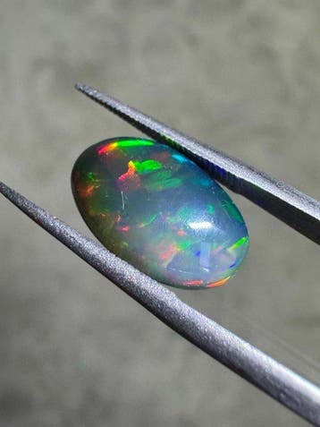 TOP KWALITEIT!!! Zwarte opaal uit Ethiopië. 1,51 karaat.