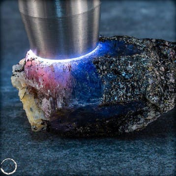Natuurlijke veelkleurige saffier op matrix 692,05 ct uit