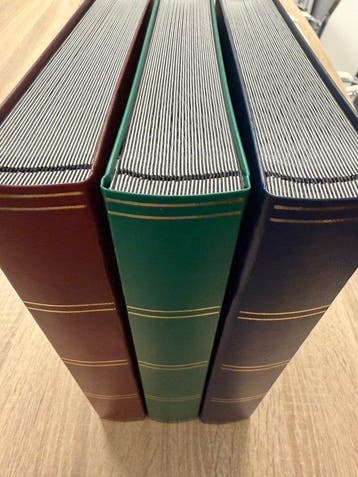 Accessoires - 3 Leuchtturm insteekalbums met 64 zwarte, Postzegels en Munten, Gestempeld