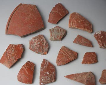 Oud-Romeins terra sigillata Pottenfragmenten met