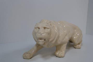 Beeld, Sluipende leeuw - 17 cm - Aardewerk