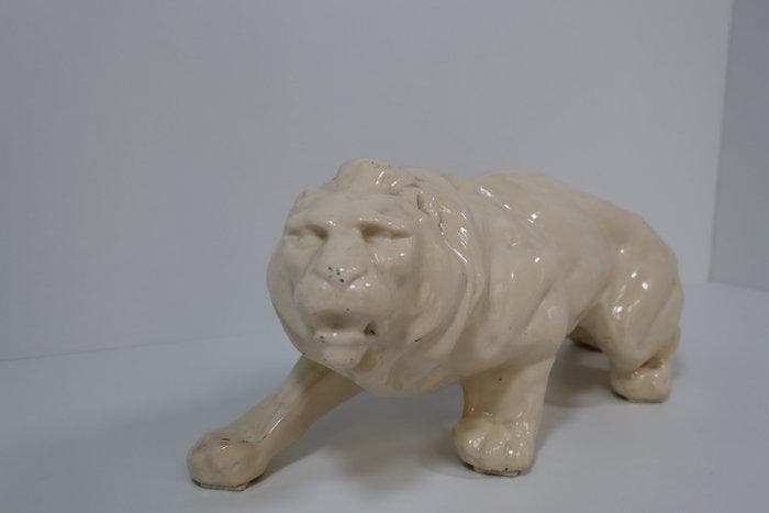 Beeld, Sluipende leeuw - 17 cm - Aardewerk, Antiek en Kunst, Kunst | Designobjecten