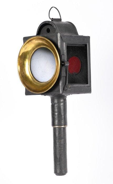 Antieke koetslamp met rood signaalglas. Frankrijk, Eind 19e, Antiek en Kunst, Curiosa en Brocante