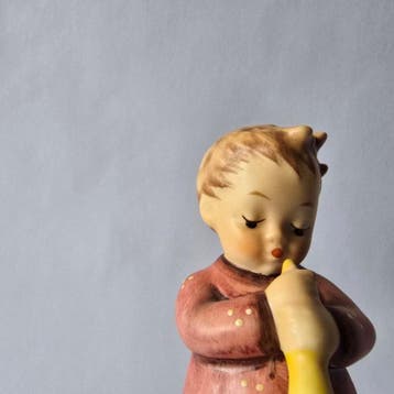 Goebel - Figurine - Hummel #477 - A Budding Maestro /