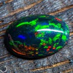Zeldzame zwarte opaal cabochon met een sterk